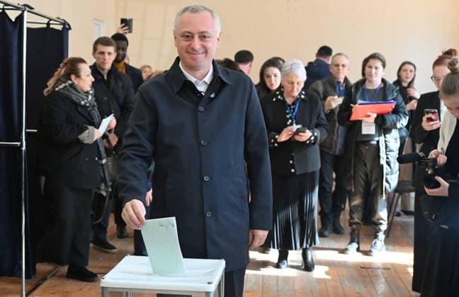 News Themen der Woche KW07 News Bilder des Tages Abkhazia Presidential Election 8859309 15.02.2025 Abkhazian Acting President and presidential candidate Badra Gunba casts his ballot at a polling station in the state college during the snap presidential election, in Sukhum, Abkhazia. The republic s president Aslan Bzhania resigned in November 2024 after mass protests over an investment agreement with Russia. Ilya Pitalev Sputnik Sukhum Republic of Abkhazia  Copyright: xIlyaxPitalevx
