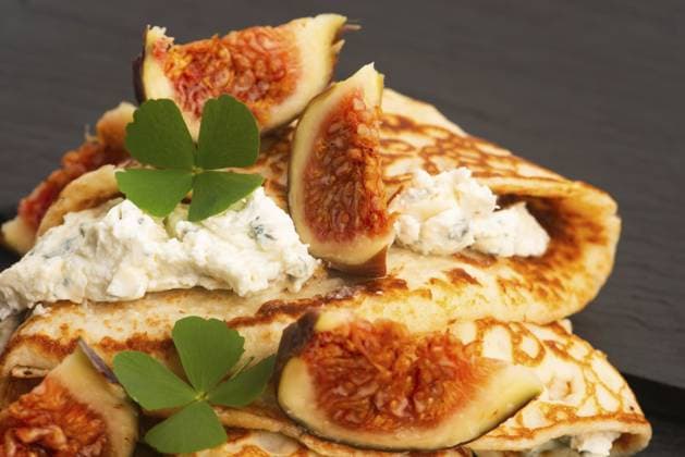 Crepes oder dünne Pfannkuchen mit Gorgonzolakäse, Honig und Feigenfrüchten Crepes or thin pancakes with gorgonzola cheese, honey and figs fruits Copyright: imageBROKER JoannaxWnuk ibxiqx12600321.jpg