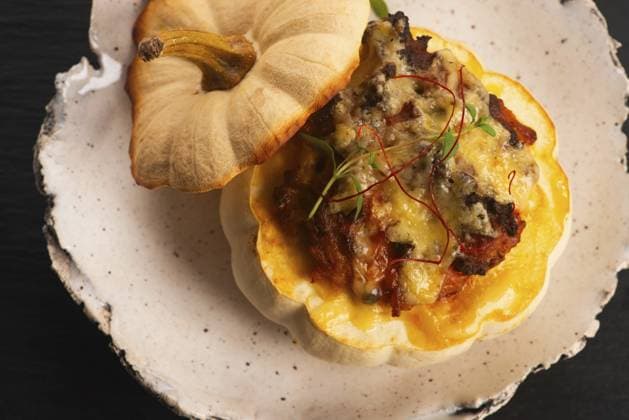 Leckeres Herbstrezept für gefüllten Kürbis Delicious autumn recipe for stuffed pumpkin Copyright: imageBROKER JoannaxWnuk ibxiqx12600326.jpg