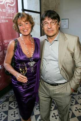 Gloria Mertens und ihr Hans-Otto Mertens haben den Schauspieler und Komiker Otto Waalkes verklagt , er soll seinem alten Freund 176.141,00 Euro schulden , wegen fehlender Provisions Zahlungen. Jetzt kommt die Sache vors Gericht - Archivfoto HH Deutschland *** Gloria Mertens and their Hans Otto Mertens have the Actors and Comedian Otto Waalkes sued , he shall his Old Friend 176 141,00 Euro Debts , because of missing provisions Payments Now comes the Thing before Court Archive photo HH Germany