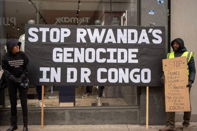 Bilder des Jahres 2025, News 02 Februar News Themen der Woche KW07 News Bilder des Tages February 15, 2025, London, England, United Kingdom: Handful of Congolese protesters gathered outside the Paris St-Germain shop in London to condemn the capture of Goma in North Kivu, Democratic Republic of Congo, by the M23 armed group, allegedly backed by Rwandan military forces (RDF) and soon after the former DR Congo captain Youssouf Mulumbu is calling on the Paris St-Germain to reconsider its partnership with Visit Rwanda. London United Kingdom - ZUMAe120 20250215_zip_e120_007 Copyright: xKrisztianxElekx