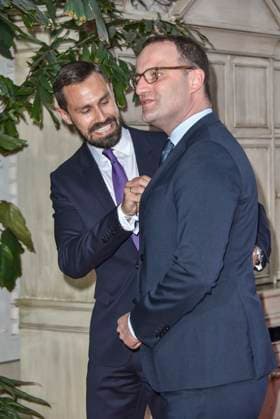 210132 - Jens Spahn - Archiv - 22.03.2021 Jens Spahn Bundesgesundheitsminister mit Ehemann Daniel Funke Der Arbeitgeber von Spahns Ehemann Daniel Funke verkaufte FFP2 Masken in der Corona Krise ans das Gesundheitsministerium. Die Burda GmbH verkaufte mehr als eine halbe Million an das Bundesgesundheitsministerium. Der Ehemann von Jens Spahn leitet die Burda-Repraesentanz in Berlin HH Deutschland *** 210132 Jens Spahn Archive 22 03 2021 Jens Spahn Federal Minister of Health with Husband Daniel Funke the Employers from Spahns Husband Daniel Funke sold FFP2 Masks in the Corona Crisis ans the Ministry of Health the Burda GmbH sold more as a Halbe Million to the Federal Ministry of Health the Husband from Jens Spahn manages the Burda Reprae