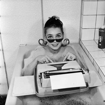 Archivbilder der Woche KW07 Ina Martell Die in der DDR sehr populäre Sängerin und Schauspielerin Ina Martell mit Sonnenbrille und Schreibmaschine in der Badewanne bei einem Fotoshooting, DDR 1968. Ost-Berlin Deutschland (DDR) *** Ina Martell the in the GDR Very popular Singer and Actress Ina Martell with Sunglasses and Typewriter in the Bathtub at a Photo shoot, GDR 1968 East Berlin Germany GDR Copyright: TassiloxLeher LEH_91020001626 Nur redaktionelle Nutzung Editorial usage only EDITORIAL USE ONLY