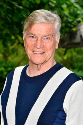 Jochen Busse Schauspieler am Faehranleger Winterhuder Faehrhaus freuen sich endlich wieder Theater spielen zu duerfen. Wiederaufnahme des Theaterstueck Komplexe Vaeter nach dem zweiten Corona Lockdown in der Koemoedie Winterhuder Faehrhaus exclusiver Fototermin am 07.06.2021 in Hamburg HH Deutschland *** Jochen Buses Actors on Ferry pier Winterhuder Ferry Station Rejoice itself Finally again Theatre Play to may Resumption of Play Complexes Fathers to the second Corona lockdown in the Koemoedie Winterhuder Ferry Station more exclusive Photo session on 07 06 2021 in Hamburg HH Germany