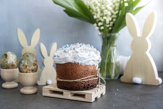 Süße hausgemachte Osterkuchen Panettone mit Baiser und kreative Dekoration Lebensmittel. Vorbereitung für den christlichen Feiertag Kulich. Ostereier und Hase Sweet homemade Easter cake panettone with meringue and creative decoration food. Preparation for Christian holiday Kulich. Easter eggs and bunny on background Copyright: xZoonar.com AnastasiiaxYanishevskax 22834057