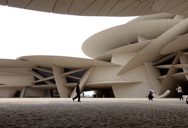 Bilder des Jahres 2025, News 02 Februar News Themen der Woche KW07 News Bilder des Tages February 15, 2025, Doha, Virginia, QATAR: Tourists visiting the National Museum of Qatar in Doha, on February 15, 2925. The building with a futuristic architecture opened to the public on 28 March 2019, designed by the French architect Jean Nouvel who was inspired by the desert rose crystal, which is found in Qatar. Doha QATAR - ZUMAs337 20250215_znp_s337_006 Copyright: xGentxShkullakux