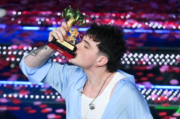 Bilder des Jahres 2025, Entertainment 02 Februar Entertainment Themen der Woche KW07 Entertainment Bilder des Tages Sanremo, 75th Italian Song Festival 2025 - Fifth Evening. Final. In the photo Olly with the award  Copyright: xMaurizioxD Avanzox xfotogrammax xipa-agency.netx xPoolxSanremox01x IPA_Agency_IPA54135437