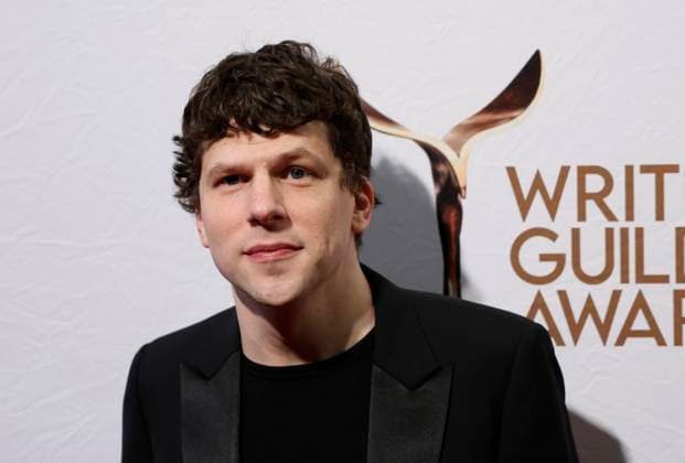 Entertainment Themen der Woche KW07 Entertainment Bilder des Tages Jesse Eisenberg arrives on the red carpet at the 2025 Writers Guild Awards New York Ceremony at Edison Ballroom on Saturday, February 15, 2025 in New York City.  NYP20250215164 JOHNxANGELILLO