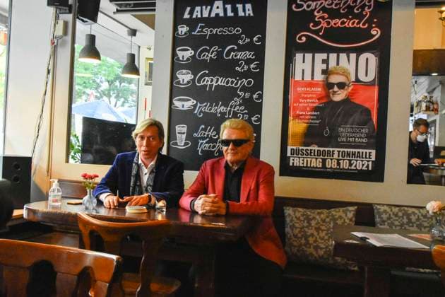 Heino Heinz Georg Kramm the Schlager Singers with his Manager Helmut Werner at Home visit in Restaurant Corrugated net Duesseldorf at PK Date to New Tour Heino goes Classics on 21 08 2021 in Duesseldorf NRW Germany