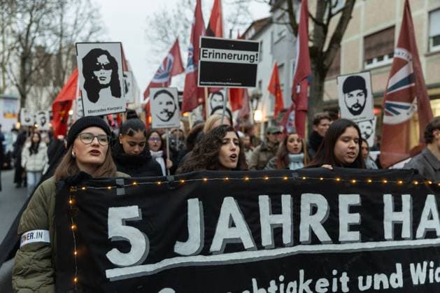 Bilder des Jahres 2025, News 02 Februar News Themen der Woche KW07 News Bilder des Tages 5 Jahre rassistischer Anschlag Hanau - Kundgebung und Demo Mit einer Kundgebung und Demonstration auf dem Marktplatz und in der Innenstadt Hanaus gedachten rund 1000 Menschen den Opfern des rassistischen Anschlags in Hanau vom 19.2.2000. Fünf Jahre danach setzten die Teilnehmenden ein Zeichen gegen Rassismus und Diskriminierung, für Gerechtigkeit, die Anerkennung der Opfer und für eine Gesellschaft, in der Vielfalt geschätzt und respektiert wird. Im Kontext des Erstarkens rechten Gedankenguts in Deutschland und weltweit hatte ein Bündnis aus Jugendorganisationen - dem Jugendbündnis Remember Hanau - und der IG-Metall dazu aufgerufen. Hanau Hessen Deutschland Innenstadt *** 5 years of the racist attack in Hanau Rally and demonstration A