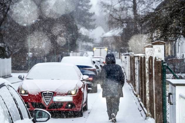 News Themen der Woche KW07 News Bilder des Tages Wintereinbruch, Schneefall morgens in Waldperlach, verschneite Bürgersteige und Autos, München, 20. November 2024 Deutschland, München, 16. Februar 2025, Wintereinbruch, Schneefall morgens um 10 Uhr in Waldperlach, eine Anwohnerin beim Morgenspaziergang durch die verschneite Nebenstraße, zugeschneite Bürgersteige und Autos, Temperaturen bei -2 Grad, Glättegefahr, Schnee, Winterwetter, Winter, Bayern, *** Onset of winter, snowfall in the morning in Waldperlach, snow-covered sidewalks and cars, Munich, November 20, 2024 Germany, Munich, February 16, 2025, Onset of winter, snowfall at 10 a.m. in Waldperlach, a resident taking a morning walk through the snow-covered side street, snow-covered sidewalks and cars, temperatures at 2 degrees,