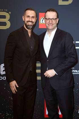 Jens Spahn mit Ehemann Daniel Funke bei der Place To B Party by BILD & Constantin Film im Rahmen der Berlinale 2025 im Restaurant Borchardt. Berlin, 15.02.2025 *** Jens Spahn with husband Daniel Funke at the Place To B Party by BILD Constantin Film as part of the Berlinale 2025 at Restaurant Borchardt Berlin, 15 02 2025 Foto:xN.xKubelkax xFuturexImagex place_to_b_5287
