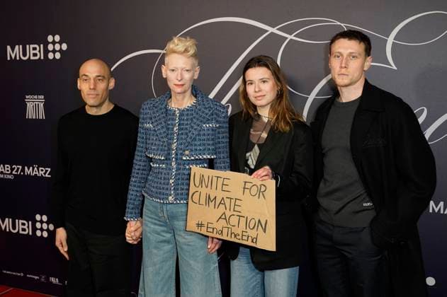 Entertainment Themen der Woche KW07 Entertainment Bilder des Tages Joshua Oppenheimer, Tilda Swinton, Luisa Neubauer und George MacKay beim Special Screening des Kinofilms The End auf der Berlinale 2025 75. Internationale Filmfestspiele Berlin in der Astor Film Lounge. Berlin, 16.02.2025 *** Joshua Oppenheimer, Tilda Swinton, Luisa Neubauer and George MacKay at the special screening of the feature film The End at the Berlinale 2025 75 Berlin International Film Festival in the Astor Film Lounge Berlin, 16 02 2025 Foto:xT.xBartillax xFuturexImagex end_5215