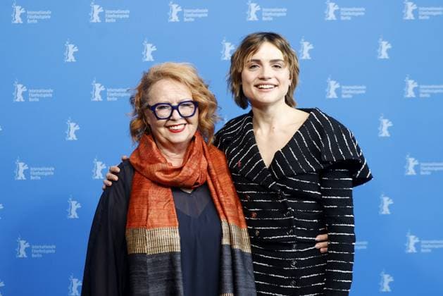 Entertainment Themen der Woche KW07 Entertainment Bilder des Tages Vera Brandes und Mala Emde beim Koeln 75 Photocall im Rahmen der 75. Internationale Filmfestspiele Berlinale am 16.02.2025 in Berlin Berlinale 2025- Koeln 75 Photo Call mit Mala Emde *** Vera Brandes and Mala Emde at the Koeln 75 Photo Call as part of the 75th Berlinale International Film Festival on 16 02 2025 in Berlin Berlinale 2025 Koeln 75 Photo Call with Mala Emde 