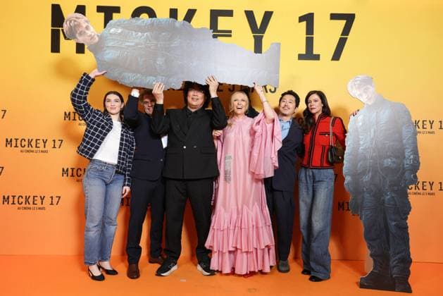 Bilder des Jahres 2025, Entertainment 02 Februar Entertainment Themen der Woche KW07 Entertainment Bilder des Tages Mickey 17 Premiere - Paris Anamaria Vartolomei, Mark Ruffalo, Bong Joon-ho, Toni Collette, Steven Yeun and Anna Mouglalis attending the photocall for the premiere of Mickey 17 held at the Pathe Palace in Paris, France on February 16, 2025. Photo by David Boyer ABACAPRESS.COM Paris France  Copyright: xBoyerxDavid ABACAx