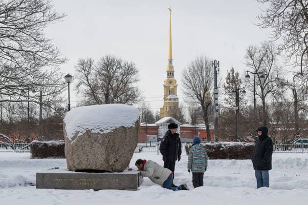Bilder des Jahres 2025, News 02 Februar News Themen der Woche KW07 News Bilder des Tages February 16, 2025, St. Petersburg, Russia: A man kneels at the Memorial to the Victims of Political Repressions after laying flowers in memory of Russian opposition leader Alexei Navalny a year after his death in St. Petersburg. St. Petersburg Russia - ZUMAs197 20250216_aaa_s197_198 Copyright: xAndreixBokx