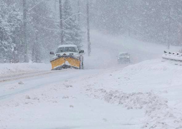 (250217) -- MISSISSAUGA, Feb. 17, 2025 -- Vehicles are seen on a low-visibility snowy day in Toronto, Canada, on Feb. 16, 2025. (Photo by Xinhua) CANADA-THE GREATER TORONTO AREA-WINTER STORM ZouxZheng 