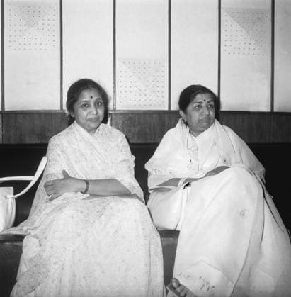 Indische Bollywood Playback Sängerinnen Asha Bhosle und Lata Mangeshkar, Indien, Asien, 1975, Asien Indian Bollywood playback singers Asha Bhosle and Lata Mangeshkar, India, Asia, 1975, Asia Copyright: imageBROKER dadxfotos ibljhl12509858.jpg