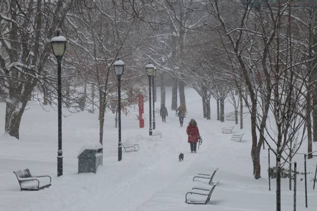 Snowstorm In Toronto, Canada People walk on a snow-covered path during snowfall in Toronto, Ontario, Canada, on February 16, 2025. Toronto Canada  Copyright: xArrushxChoprax originalFilename: chopra-notitle250217_npEso.jpg