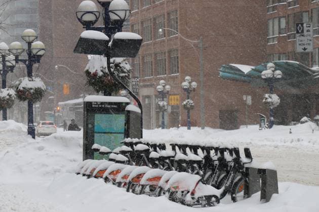 Snowstorm In Toronto, Canada A row of Bike Share Toronto bicycles sits buried under fresh snowfall at Bay and Bloor, on February 16, 2025. Toronto Canada  Copyright: xArrushxChoprax originalFilename: chopra-notitle250217_npzox.jpg