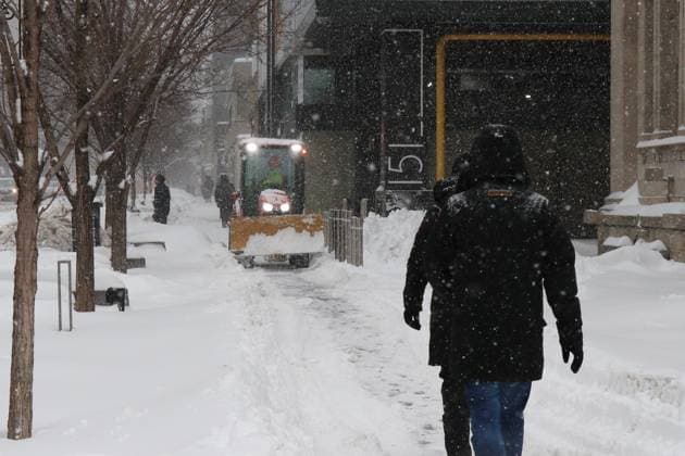 Snowstorm In Toronto, Canada People walk on a snow-covered path during snowfall in Toronto, Ontario, Canada, on February 16, 2025. Toronto Canada  Copyright: xArrushxChoprax originalFilename: chopra-notitle250217_npHtf.jpg
