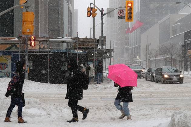 Snowstorm In Toronto, Canada People walk on a snow-covered path during snowfall in Toronto, Ontario, Canada, on February 16, 2025. Toronto Canada  Copyright: xArrushxChoprax originalFilename: chopra-notitle250217_npIau.jpg