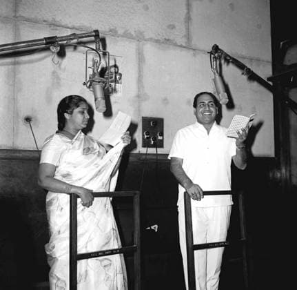 Asha Bhosle und Mohammed Rafi bei der Aufnahme des Filmsongs Teesri Manzil, 1966 Asha Bhosle and Mohammed Rafi recording Teesri Manzil film song, 1966 Copyright: imageBROKER dadxfotos ibljhl12509851.jpg