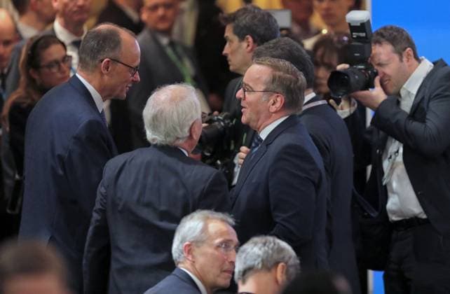 Bundesverteidigungsminister Boris Pistorius (SPD) spricht mit dem CDU-Parteivorsitzenden Friedrich Merz (links) auf der Münchner Sicherheitskonferenz. Bundesverteidigungsminister Boris Pistorius (SPD) spricht mit dem CDU-Parteivorsitzenden Friedrich Merz (links) auf der Münchner Sicherheitskonferenz. München Bayern Deutschland *** Federal Minister of Defense Boris Pistorius SPD speaks with CDU party chairman Friedrich Merz, left, at the Munich Security Conference Federal Minister of Defense Boris Pistorius SPD speaks with CDU party chairman Friedrich Merz, left, at the Munich Security Conference Munich Bavaria Germany