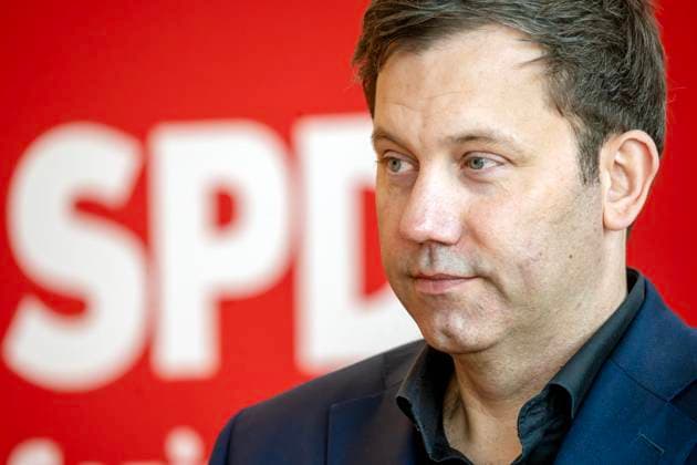 News Bilder des Tages Lars Klingbeil, SPD-Vorsitzender, Wahlkampf in Germering bei München, 17. Februar 2025 Deutschland, Germering bei München, 17. Februar 2025, Lars Klingbeil, SPD-Vorsitzender, Porträt mit Parteilogo, bei Wahlkampfauftritt in der Stadthalle Germering, in der Reihe: Klingbeil im Gespräch, Bundestagswahl, Politiker, Politik, Bayern, *** Lars Klingbeil, SPD chairman, election campaign in Germering near Munich, February 17, 2025 Germany, Germering near Munich, February 17, 2025, Lars Klingbeil, SPD chairman, portrait with party logo, during election campaign appearance in the Germering town hall, in the series Klingbeil in conversation, Bundestag election, Politician, Politics, Bavaria,