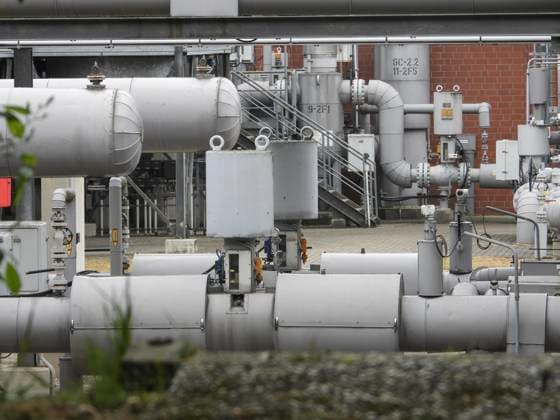 Erdgasspeicher Harsefeld Westlich von Hamburg liegen die beiden Speicher­ka­vernen des Storengy-Speichers Harsefeld Gasspeicher dienen zur Sicherung der Gas Energievorraete Der Gasspeicher in Harsefeld ist einer der bundesweiten Gasspeicher in denen Gas Reserven gespeichert werden. Der Speicher ging 1992 in Betrieb und verfügt über zwei Speicherkavernen, die in Tiefen zwischen 1.100 Meter und 1.700 Meter im massiven Salz des Salzstocks Harsefeld angelegt wurden. Die beein­dru­ckenden Hohlräume haben 300 Meter Höhe, bis zu 50 Meter Durch­messer und fassen ein Arbeitsgasvolumen von ca. 108 Mio. m³ Erdgass NS Deutschland *** Natural gas storage Harsefeld west from Hamburg are the both Storage caverns of Storengy Memory Harsefeld Gas storag