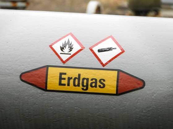Erdgasspeicher Harsefeld Westlich von Hamburg liegen die beiden Speicher­ka­vernen des Storengy-Speichers Harsefeld Gasspeicher dienen zur Sicherung der Gas Energievorraete Der Gasspeicher in Harsefeld ist einer der bundesweiten Gasspeicher in denen Gas Reserven gespeichert werden. Der Speicher ging 1992 in Betrieb und verfügt über zwei Speicherkavernen, die in Tiefen zwischen 1.100 Meter und 1.700 Meter im massiven Salz des Salzstocks Harsefeld angelegt wurden. Die beein­dru­ckenden Hohlräume haben 300 Meter Höhe, bis zu 50 Meter Durch­messer und fassen ein Arbeitsgasvolumen von ca. 108 Mio. m³ Erdgass NS Deutschland *** Natural gas storage Harsefeld west from Hamburg are the both Storage caverns of Storengy Memory Harsefeld Gas storag
