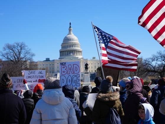 News Bilder des Tages February 17, 2025, Washington, District of Columbia, USA: Thousands of protesters gathered on President s Day for a No Kings rally against Donald Trump and Elon Musk at the US Capitol on February 17, 2025. Washington USA - ZUMAl312 20250217_znp_l312_006 Copyright: xAndrewxLeydenx