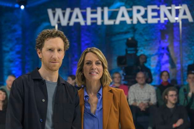 News Themen der Woche KW08 News Bilder des Tages GER, Wahlarena, TV, Format, in den Bolle Festsälen Berlin, mit den Moderatoren Jessy Wellmer und Louis Klamroth - Bürger fragen, Spitzenkandidaten antworten im Bild v.l.: Louis Klamroth, Jessy Wellmer, 17.02.2025, *** GER, Wahlarena, TV, format, in the Bolle Festsäle Berlin, with presenters Jessy Wellmer and Louis Klamroth Citizens ask, top candidates answer in the picture from l Louis Klamroth, Jessy Wellmer, 17 02 2025, Copyright: HMBxMedia UwexKoch