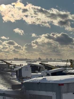 Kanada, Flugzeugunglück auf dem Toronto Pearson International Airport February 17, 2025, Toronto, On, CANADA: A Delta Air Lines plane heading from Minneapolis to Toronto crashed at Toronto s Pearson airport on Monday Feb. 17, 2025. Toronto CANADA  - ZUMAc35_ 20250217_zaf_c35_088 Copyright: xTeresaxBarbierix