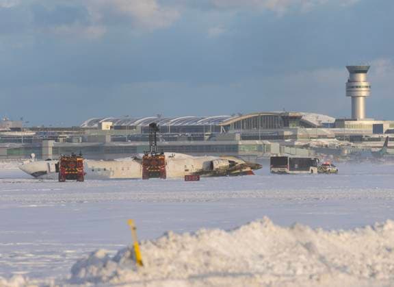Kanada, Flugzeugunglück auf dem Toronto Pearson International Airport (250217) -- MISSISSAUGA (CANADA), Feb. 17, 2025 -- A Delta Air Lines plane is seen upside down after a crash at the Toronto Pearson International Airport in Mississauga, Canada, on Feb. 17, 2025. A Delta Air Lines plane arriving from Minneapolis Monday afternoon crashed and overturned at the Toronto Pearson International Airport in Canada, injuring 15 passengers. (Photo by Xinhua) CANADA-MISSISSAUGA-PLANE-OVERTURNING ZouxZheng 