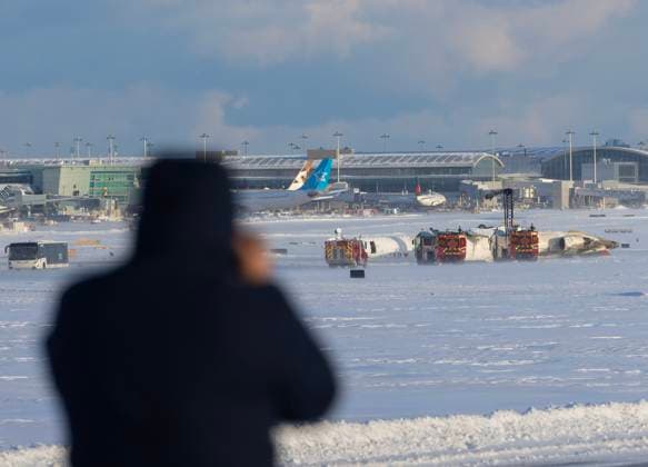Kanada, Flugzeugunglück auf dem Toronto Pearson International Airport (250217) -- MISSISSAUGA (CANADA), Feb. 17, 2025 -- A Delta Air Lines plane is seen upside down after a crash at the Toronto Pearson International Airport in Mississauga, Canada, on Feb. 17, 2025. A Delta Air Lines plane arriving from Minneapolis Monday afternoon crashed and overturned at the Toronto Pearson International Airport in Canada, injuring 15 passengers. (Photo by Xinhua) CANADA-MISSISSAUGA-PLANE-OVERTURNING ZouxZheng 