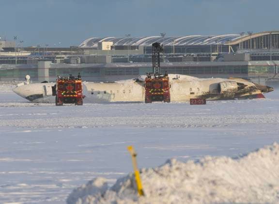 Kanada, Flugzeugunglück auf dem Toronto Pearson International Airport (250218) -- BEIJING, Feb. 18, 2025 -- A Delta Air Lines plane is seen upside down after a crash at the Toronto Pearson International Airport in Mississauga, Canada, on Feb. 17, 2025. A Delta Air Lines plane arriving from Minneapolis Monday afternoon crashed and overturned at the Toronto Pearson International Airport in Canada, injuring 15 passengers. (Photo by Xinhua) XINHUA PHOTOS OF THE DAY ZouxZheng 