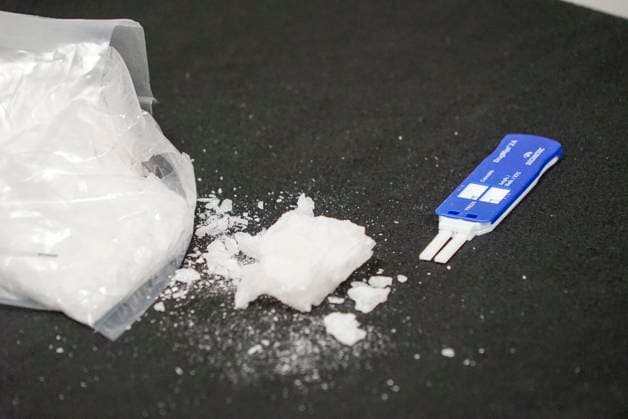 Bundesweit größter Crystal Meth Fund im Hamburger Hafen - Zoll präsentierte heute den Ermittlungserfolg 27.09.2022 Hamburg Der Fund wurde bereits im Mai sichergestellt stellt Crystal Meth sicher - 182 Kilogramm Methamphetamin im Hafen aufgespürt Das Rauschgift hat einen Schwarzmarktwert von etwa 14 Millionen Euro Der Zoll hat im Hamburger Hafen 182 kg Crystal Meth sichergestellt. Es handelt sich dabei um die größte Einzelsicherstellung in Deutschland. Das Methamphetamin war aufwändig in einer Maschine zur Wasseraufbereitung versteckt und konnte durch die Einsatzkräfte nur mit schwerem Gerät aus dem Versteck entnommen werden. Bereits im Mai wurde der aus Mexico kommende Container im Rahmen der Risikoanalyse für eine Kontrolle in der Contain
