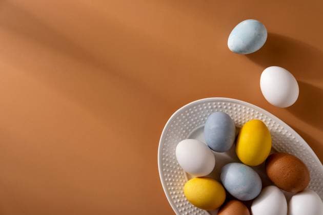 Natürlich gefärbte Ostereier auf beigem Hintergrund. Öko-Konzept. Organische natürliche Ostern Konzept. Naturally dyed easter eggs on beige background. Eco concept. Organic natural easter concept. Modern easter eggs painted with natural dye in different colors. Copyright: xZoonar.com SvetlanaxKhutornaiax 22874918