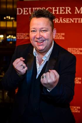 Sebastian Krumbiegel zu Gast auf dem roten Teppich bei der Gala zur Verleihung des Deutschen Musical Theater Preis 2022 im Schmidts Tivoli am Montag 10.Oktober 2022 in Hamburg HH Deutschland *** Sebastian Krumbiegel to Guest at the Red Carpet at the Gala to award Ceremony of Germans Musical Theatre Price 2022 at Schmidt s Tivoli on Monday 10 October 2022 in Hamburg HH Germany