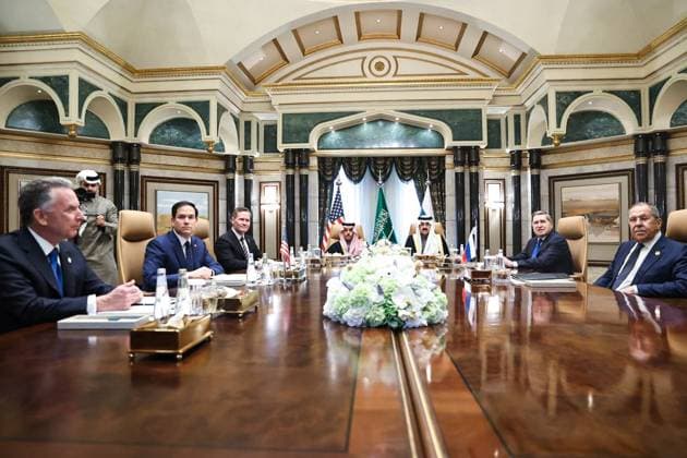 News Themen der Woche KW08 News Bilder des Tages SAUDI ARABIA, RIYADH - FEBRUARY 18, 2025: Steve Witcoff, US Special Envoy for Middle East, Secretary of State Marco Rubio, National Security Advisor Michael Waltz (L-R), Russia s Foreign Minister Sergei Lavrov and Presidential Aide Yuri Ushakov (R-L front) hold bilateral talks. Pictured in the back is Prince Faisal bin Farhan Al Saud (L), Foreign Minister of Saudi Arabia. Russian Foreign Ministry TASS  78428422