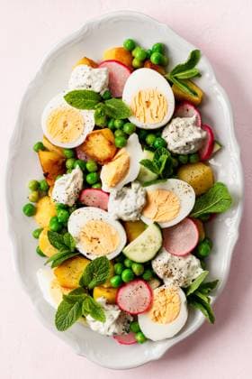 Knuspriger Kartoffel- und Eiersalat. Potato salad with eggs, cucumbers and radishes. Delicious healthy spring salad. Copyright: xZoonar.com KarinaxKlachukx 22875725