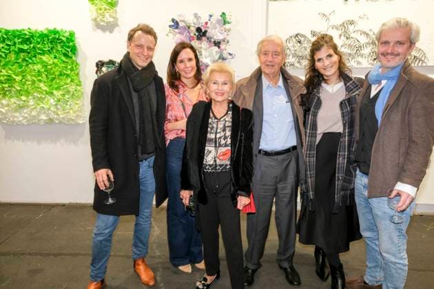 Heinrich und Annette von Rantzau ( Mitte ) mit den Söhnen Johann Heinrich von Rantzau und D. Anna Brandenburg ( l. ) und Georg und Ann-Mari von Rantzau ( r. ) zu Gast bei der Vernissage zur Ausstellung Affordable Art Fair Hamburg 2022?Kunstmesse mit 85 Galerien aus 17 Ländern am Mittwoch 09.November 2022 in der Messe Hamburg HH Deutschland *** Heinrich and Annette from Rantzau Middle with the Sons Johann Heinrich from Rantzau and D Anna Brandenburg l and Georg and Ann Mari from Rantzau r to Guest at the Vernissage to Exhibition Affordable Art Fair Hamburg 2022 Art fair with 85 Galleries from 17 Countries on Wednesday 09 November 2022 in the Exhibition Hamburg HH Germany
