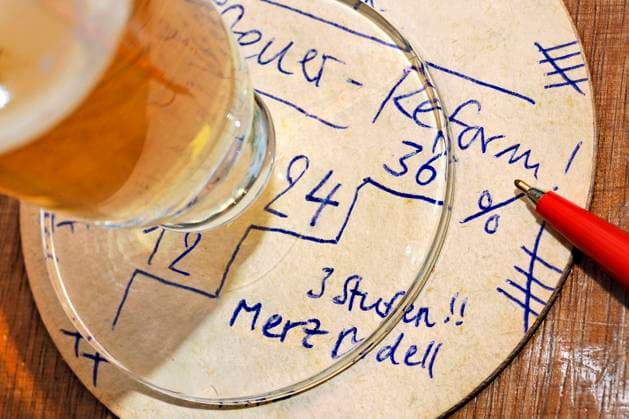 Symbolfoto Steuerreform auf dem Bierdeckel, Plan von Friedrich Merz, Stufenmodell, 2003 Deutschland, Symbolfoto Steuerreform auf dem Bierdeckel, Plan von Friedrich Merz 2003, Einkommenssteuerreform, Merz wollte das Steuersystem vereinfachen und schlug ein Stufenmodell mit 3 Steuersätzen vor, 12, 24 und 36 Prozent, Progression, 3-Stufen-Modell, Steuertarife, Einkommenssteuer, Steuersatz, Steuerkonzept, Steuerkonzepte, Eingangssteuersatz, senken, vereinfachen, Vereinfachung, Stufenplan, skizzieren, Skizze, Steuersystem, Steuerpolitik, Finanzamt, Spitzensteuersatz, Steuerstrukturreform, still, symbolisch, Symbol, Symbolbild, Symbolik, *** Symbolic photo tax reform on a beer mat, plan by Friedrich Merz, graduated model, 2003 Germany, Symbolic