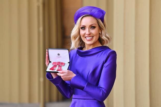 Bilder des Jahres 2025, Entertainment 02 Februar Entertainment Themen der Woche KW08 Entertainment Bilder des Tages . 18 02 2025. London, United Kingdom. Dancer Amy Dowden with her MBE after an Investiture at Buckingham Palace in London.  xPoolx xi-Imagesx IIM-25746-0006