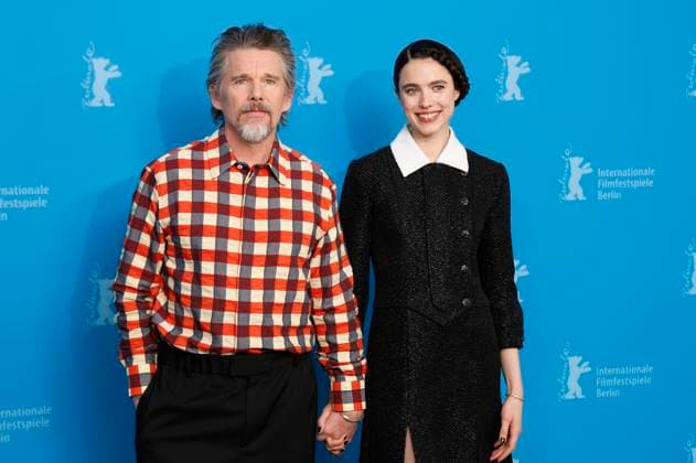 Bilder des Jahres 2025, Entertainment 02 Februar Entertainment Themen der Woche KW08 Entertainment Bilder des Tages Ethan Hawke und Margaret Qualley beim Photocall zum Kinofilm Blue Moon auf der Berlinale 2025 75. Internationale Filmfestspiele Berlin im Hotel Grand Hyatt. Berlin, 18.02.2025 *** Ethan Hawke and Margaret Qualley at the photocall for the movie Blue Moon at the Berlinale 2025 75 Berlin International Film Festival at the Hotel Grand Hyatt Berlin, 18 02 2025 Foto:xD.xBedrosianx xFuturexImagex moon_5218