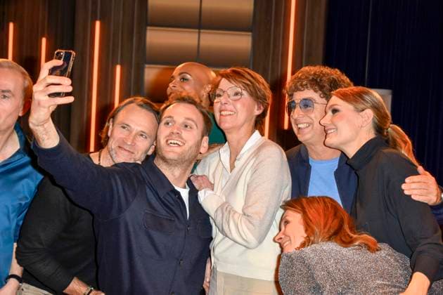 Atze Schroeder, Leon Windscheid, Bettina Boettinger, Johann Koenig, Bernhard Bettermann, Sharon Battiste, Martina Hill, Anja Reschke machen Handy Fotos nach der Sendung zu Gast in der WDR Talkshow Koelner Treff im WDR, Studio Boecklemuend am Freitag 27.Januar 2023 in Koeln Aufzeichnung am 26.01.23 NRW Deutschland *** Atze Schroeder, Leon Windscheid, Bettina Boettinger, Johann Koenig, Bernhard Bettermann, Sharon Battiste, Martina Hill, Anja Reschke make Handy Photos to the Broadcast to Guest in the WDR Talk show Koelner Meet at WDR, Studio Boecklemuend on Friday 27 January 2023 in Cologne Recording on 26 01 23 NRW Germany