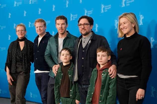Entertainment Themen der Woche KW08 Entertainment Bilder des Tages 75. Berlinale, The Thing with Feathers Photocall Andrea Cornwell, Adam Ackland, Benedict Cumberbatch, Richard Boxall , Dylan Southern, Leah Clarke und Henry Boxall beim Photocall zum Kinofilm The Thing with Feathers auf der Berlinale 2025 75. Internationale Filmfestspiele Berlin im Hotel Grand Hyatt. Berlin, 18.02.2025 *** Andrea Cornwell, Adam Ackland, Benedict Cumberbatch, Richard Boxall , Dylan Southern, Leah Clarke and Henry Boxall at the photocall for the feature film The Thing with Feathers at the Berlinale 2025 75 Berlin International Film Festival at the Hotel Grand Hyatt Berlin, 18 02 2025 Foto:xT.xBartillax xFuturexImagex feathers_5235