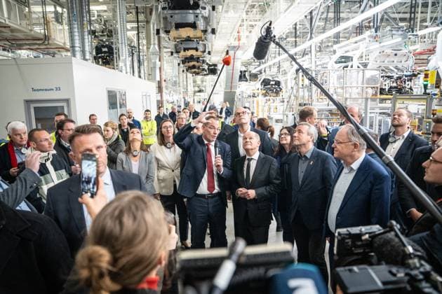 Bilder des Jahres 2025, News 02 Februar News Themen der Woche KW08 News Bilder des Tages Bundeskanzler besucht VW-Werk in Emden - Produktionsstandort Volkswagem ID.7 - Olaf Scholuz während der Werksbesichtigung;Bundeskanzler besucht VW-Werk in Emden - Produktionsstandort Volkswagem ID.7 - Olaf Scholuz während der Werksbesichtigung, Emden Niedersachsen Deutschland VW-Werk *** Federal Chancellor visits VW plant in Emden Production site Volkswagem ID 7 Olaf Scholuz during the plant tour Federal Chancellor visits VW plant in Emden Production site Volkswagem ID 7 Olaf Scholuz during the plant tour, Emden Lower Saxony Germany VW plant