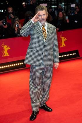 Bilder des Jahres 2025, Entertainment 02 Februar Entertainment Themen der Woche KW08 Entertainment Bilder des Tages Berlinale The Thing with Feathers Premiere Ethan Hawke attending The Thing with Feathers Premiere during the 75th Berlin International Film Festival (Berlinale) in Berlin, Germany, on February 18, 2025. Photo by Aurore Marechal ABACAPRESS.COM Berlin Germany  Copyright: xMarechalxAurore ABACAx